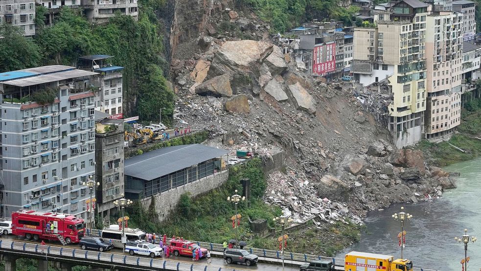 Die Rettungskräfte hatten zuletzt einen vermissten Kleinbus in den Trümmern entdeckt. (Archivbild) Foto: Andy Wong