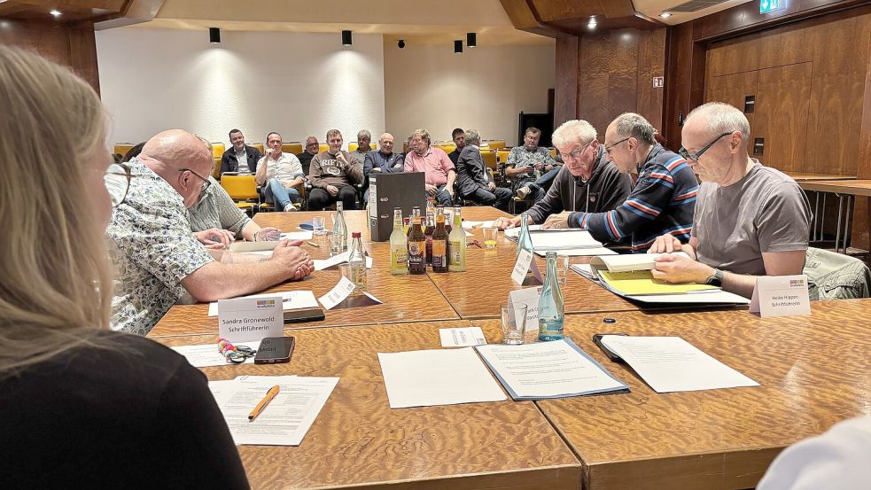 Die sechs Mitglieder des Wahlausschusses Großefehn prüften die eingegangenen Wahlvorschläge vor der Abstimmung. Foto: Mieke Matthes