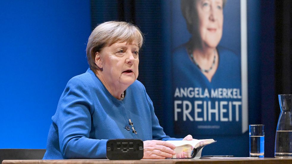 Ex-Kanzlerin Angela Merkel sitzt auf der Bühne des Theaters in Stralsund bei der Vorstellung ihres Buchs „Freiheit“. Im November kommt sie für eine Lesung nach Emden. Foto: Stefan Sauer/dpa