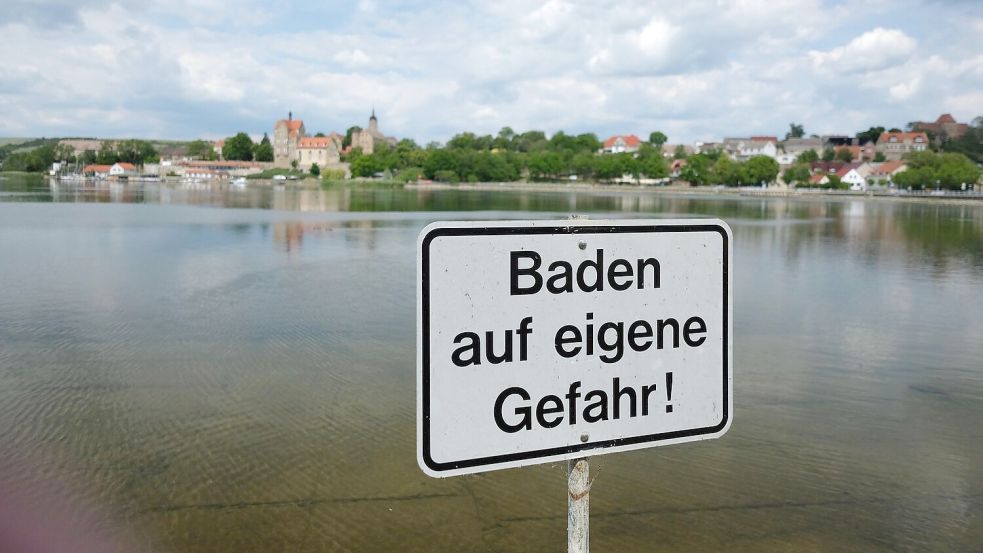 Vibrionen sind natürlicherweise in Süß-, Brack- und Salzwasser vorkommende Bakterien. Mit sommerlicher Hitze steigt das Risiko für Vibrionen-Infektionen. (Symbolbild) Foto: Sebastian Willnow/dpa-Zentralbil