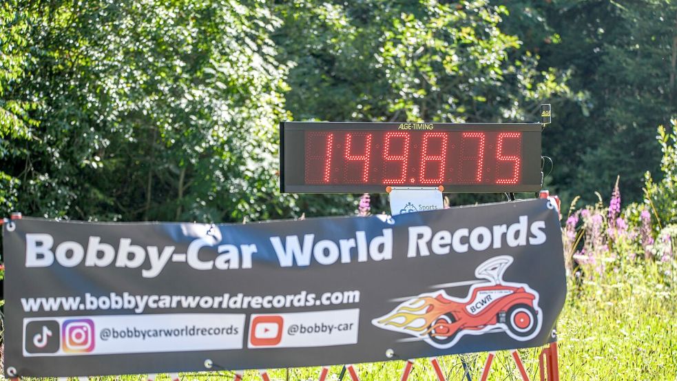 Offiziell gemessen: Mit 149,875 Kilometern pro Stunde ist Marcel Paul mit einem Bobby-Car gerast. Foto: Jason Tschepljakow/dpa