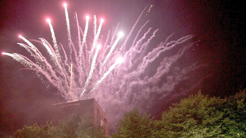 Zum Abschluss des Einkaufsabends in Marienhafe soll – wie hier bei den Störtebeker-Freilichtspielen 2005 – gegen Mitternacht ein Feuerwerk vom Kirchturm gezündet werden. Foto: ON-Archiv