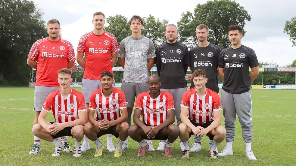 Das ist das Trainerteam des SV Großefehn mit den neuen Spielern (oben von links): Dennis Kuschel (Sportlicher Leitung), Hauke Specht (Sportlicher Leitung), Len Holzhausen (Kickers A-Jgd.), Aike Schierenberg (Co-Trainer), Marcel Lettau (Co-Trainer), Jannik Swieter (Trainer). Vorne von links: Ubbe Rickels (TuS Strudden), Hardamanpreet Singh (SG Egels-Popens), Yanic Konda (SV Wallinghausen) und Daniel Hoppen (TV Bunde). Foto: Wilfried Gronewold