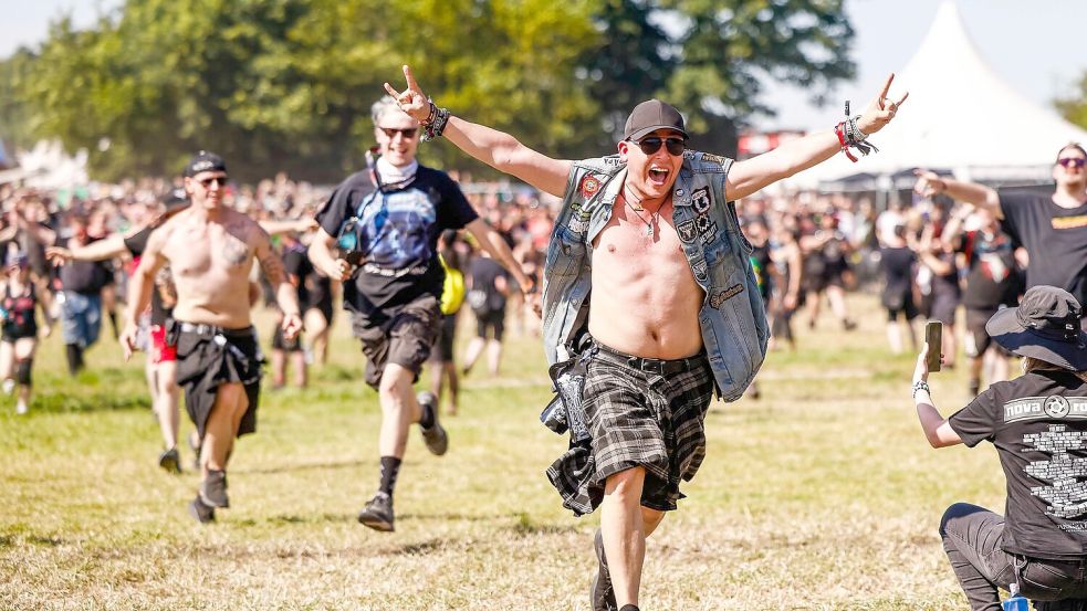 Die Metalfans sind glücklich. Foto: Frank Molter