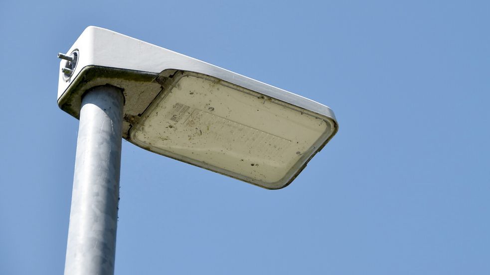 Die Straßenlaternen im Brookmerland werden mit energiesparender LED-Technik der neuesten Generation ausgestattet. Foto: Thomas Dirks