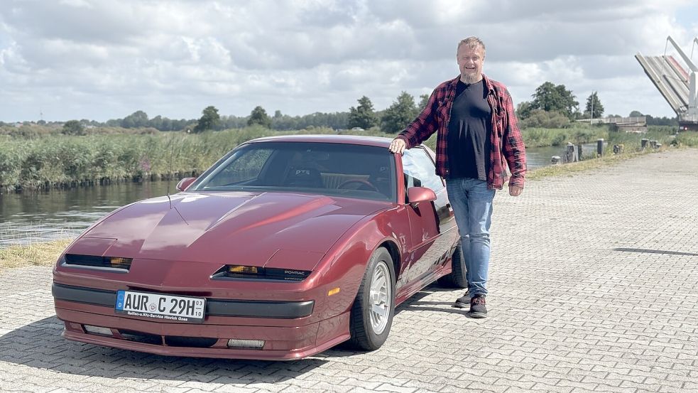 Richard Adomat und sein Schatz: Ein Pontiac Firebird von 1989. Foto: Eva van Loh