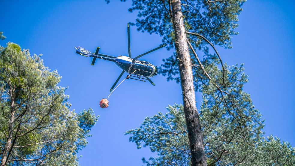 Die Feuerwehr versucht den Brand auch mit Löschhubschraubern zu bekämpfen. (Symbolbild) Foto: Jason Tschepljakow