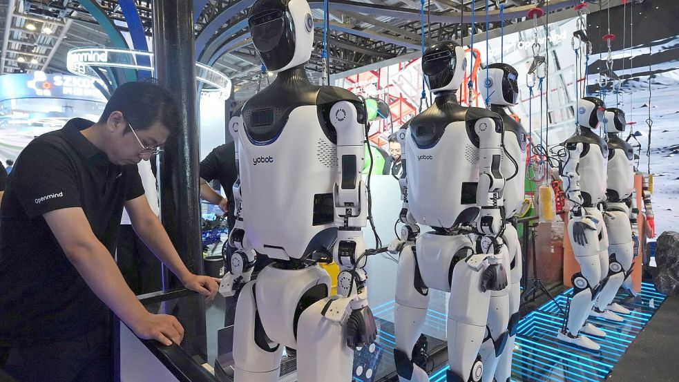 In China entwickeln zahlreiche Unternehmen humanoide Roboter. (Archivbild) Foto: Ng Han Guan