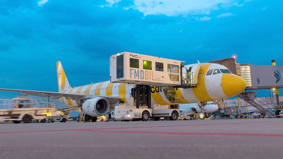 Ein Airbus der Fluggesellschaft Condor während einer Abfertigung am Flughafen Münster/Osnabrück (FMO). (Foto: Yannik Ahlers) Foto: Yannik Ahlers