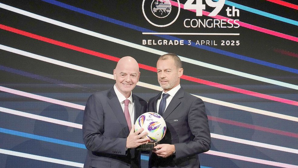 Infantino (l) und Ceferin liegen wegen des Investorendeals im Clinch. (Archivbild) Foto: Darko Vojinovic/AP/dpa