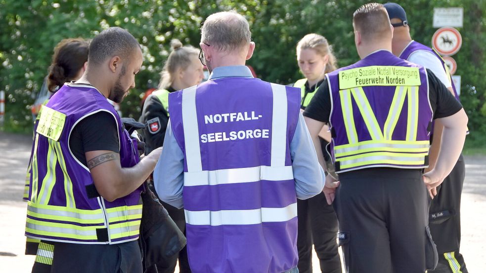 So wie hier bei einem tödlichen Badeunfall an Pfingsten in Marienhafe, stehen hauptberufliche Notfallseelsorger und speziell geschulte Feuerwehrmitglieder bei tragischen Unglücksfällen bereit. Foto: Thomas Dirks
