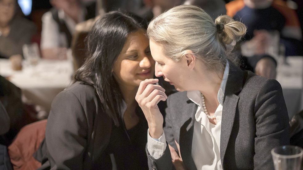 Auf den Parteibühnen spricht Alice Weidel (rechts) von Remigration und liebt mit Sarah Bossard zeitgleich eine Frau mit Wurzeln in Sri Lanka. Foto: dpa/Michael Buholzer