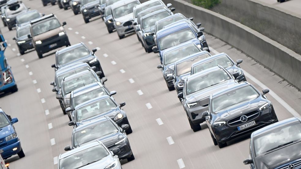 Die Automobilclubs rechnen mit Staus auf Autobahnen in den nächsten Tagen. (Archivbild) Foto: Julian Stratenschulte/dpa