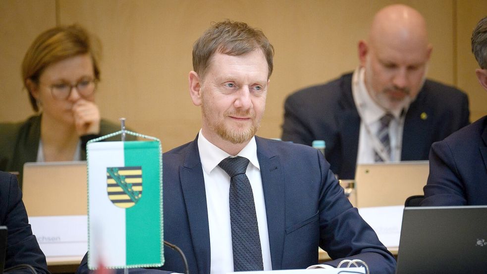 Sachsens Ministerpräsident Michael Kretschmer (CDU), hier im Bundesrat, droht mit Nein in der Länderkammer bei Rente und Pflege. (Archivbild) Foto: Bernd von Jutrczenka/dpa