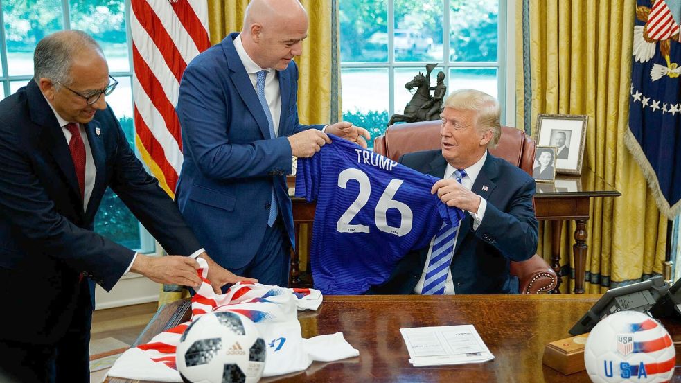Carlos Cordeiro (l) war nah dran an Infantino und Donald Trump. (Archivbild) Foto: Evan Vucci/AP/dpa