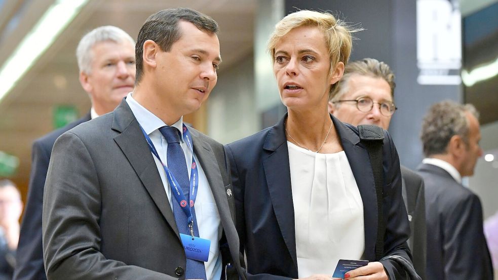 FIFA-Direktor Kevin Lamour (l) erhebt schwere Vorwürfe gegen Weltverbands-Chef Gianni Infantino. (Archivbild) Foto: Harold Cunningham