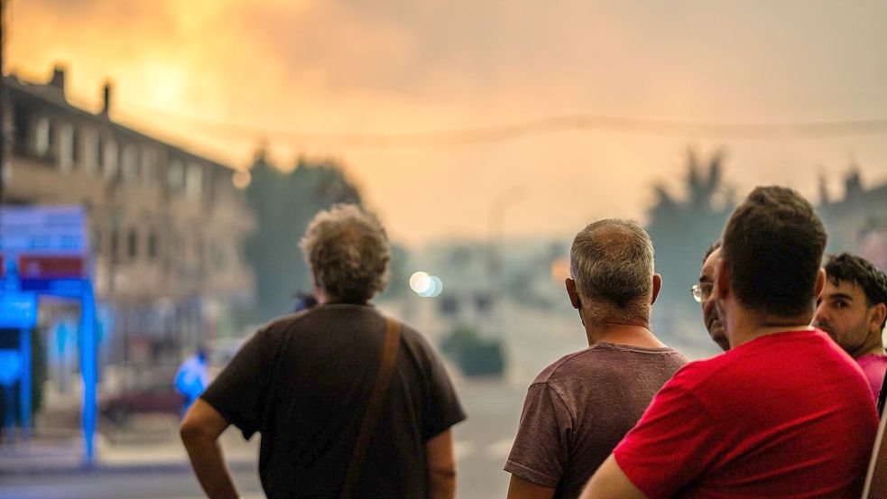 In La Adrada, eine der Gemeinden im Tiétar-Tal (Ávila), wurde am Samstag vorsorglich evakuiert. Die Einwohner bangen um ihre Häuser und Höfe. Foto: dpa/César Vallejo Rodríguez