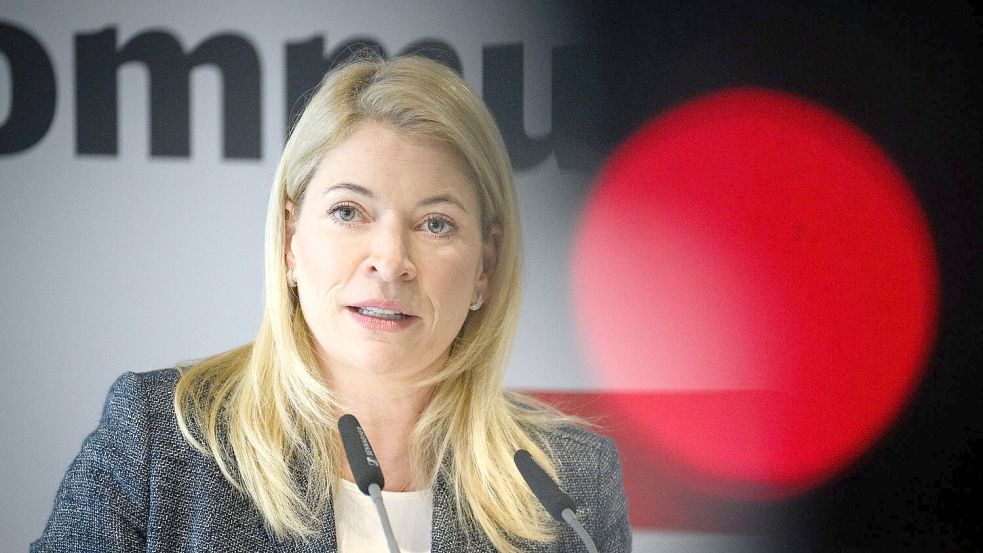 Bahnchefin Evelyn Palla würde dem eigenen Konzern die Schulnote 3 geben. (Archivbild) Foto: Bernd von Jutrczenka