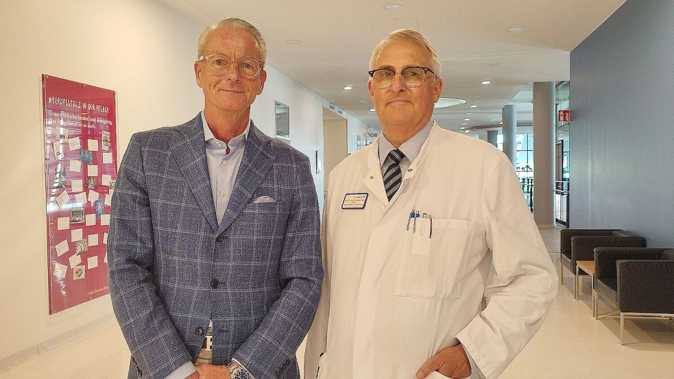 Henry Walkenhorst (links) und Prof. Dr. Nies (rechts), Chefarzt der Klinik für Allgemein- und Viszeralchirurgie am Marienhospital Osnabrück. Foto: Lukas Reynert