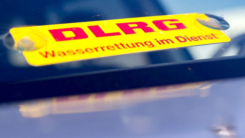 Im Einsatz waren Feuerwehr, DLRG und die Polizei. Symbolfoto: Christoph Reichwein/dpa
