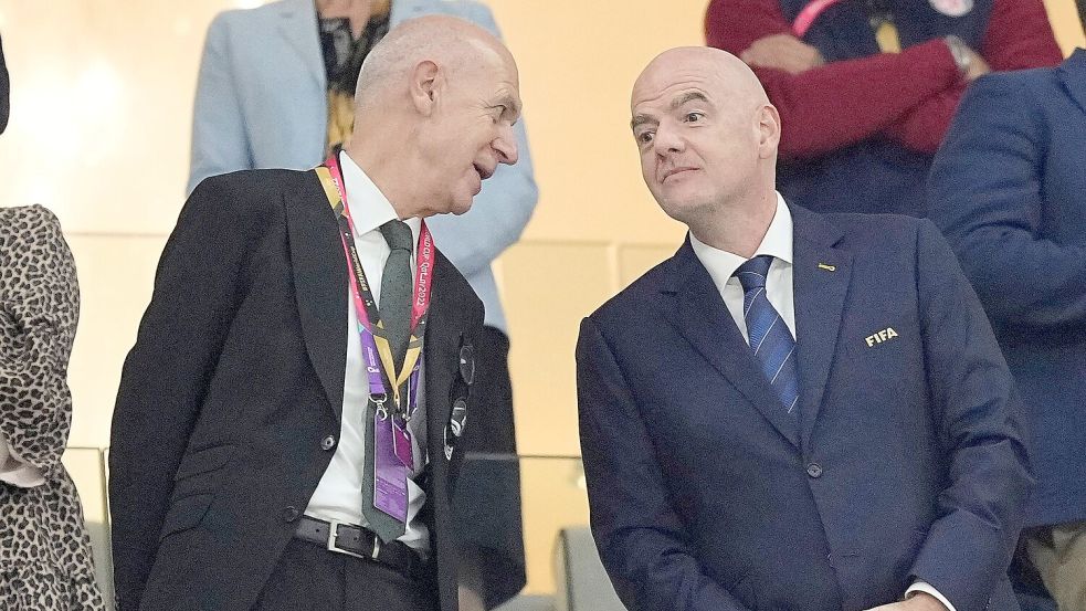 Bernd Neuendorf (l) ist mehr gut auf Gianni Infantino zu sprechen. (Archivbild) Foto: Martin Meissner/AP/dpa