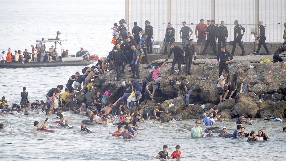Dutzende Migranten kommen nach dem Überqueren der Grenze in Ceuta an. Foto: /dpa/EUROPA PRESS/Marcos Moreno