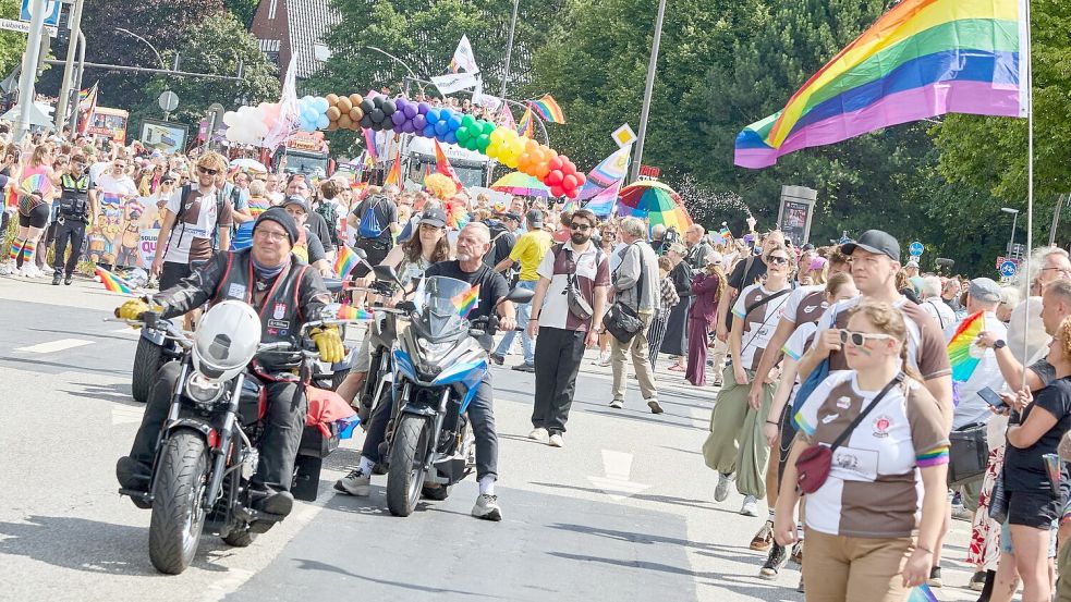Im Demonstrationszug zum Christopher Street Day in Hamburg fahren nicht nur 60 Lastwagen, sondern auch mehrere Biker. Foto: Georg Wendt