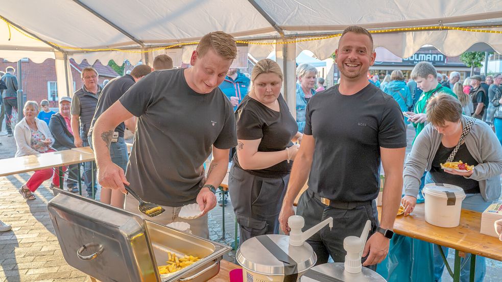 Bei der Freiwilligen Feuerwehr Brookmerland West gab es Pommes frites und Bratwurst. Foto: Folkert Bents