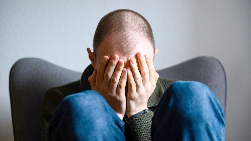 Viele Industrieunternehmen sparen und bauen Stellen ab, für die verbleibenden Mitarbeiter werden die Arbeitsbedingungen schwieriger. (gestellte Szene, Symbolbild) Foto: Jonas Walzberg