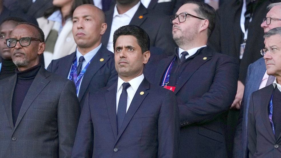 Nasser Al-Khelaifi (M) ist Vorsitzender der mächtigen Clubvereinigung European Football Clubs. (Archivbild) Foto: Aurelien Morissard