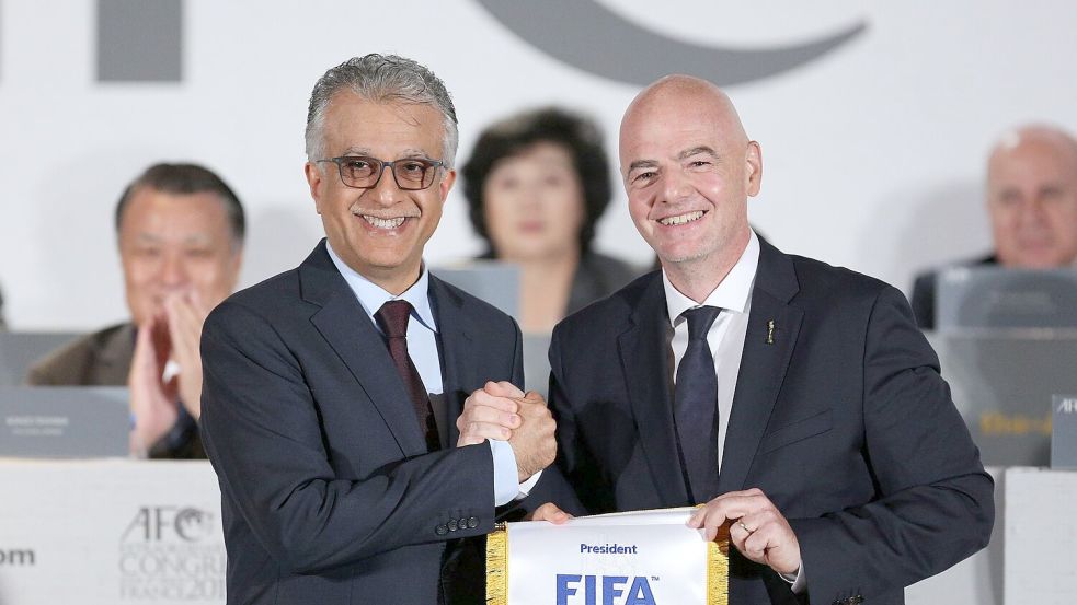 Scheich Salman bin Ibrahim al-Chalifa (l) forderte Gianni Infantino schon einmal heraus. (Archivbild) Foto: ---