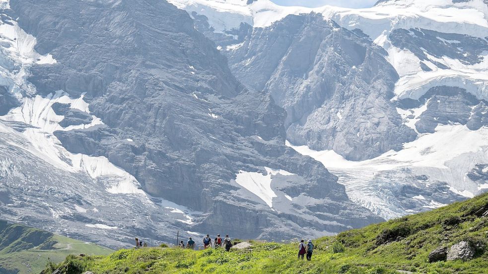 „Ein Problem ist vor allem, dass die Hitzewellen so lange angehalten haben“, sagt Severin Karrer, Fachleiter für Ausbildung, Bergsport und Sicherheit im Sommer beim Schweizer Alpen-Club (SAC). Foto: Peter Schneider/KEYSTONE/dpa