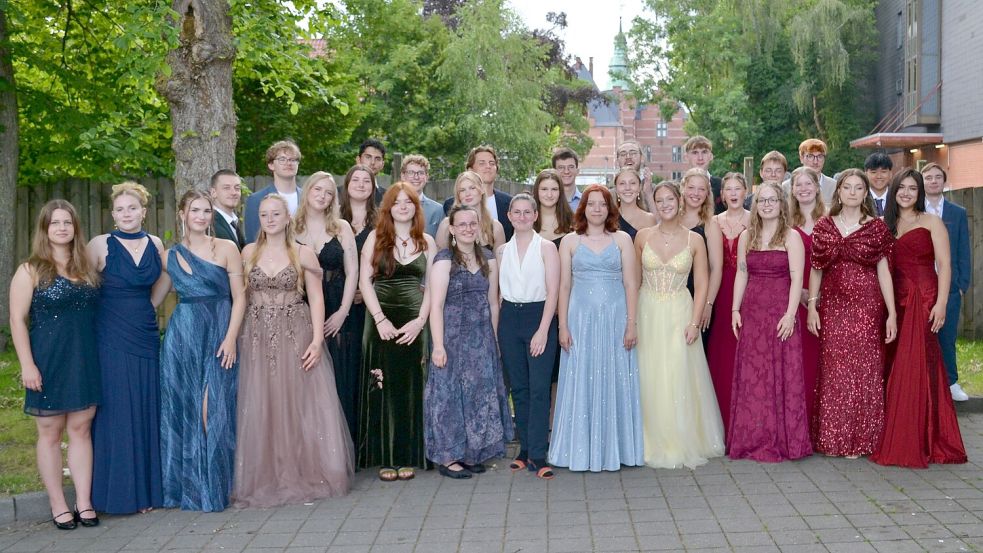 Diese jungen Frauen und Männer bestanden in diesem Jahr an der IGS Aurich die Abiturprüfung. Foto: privat