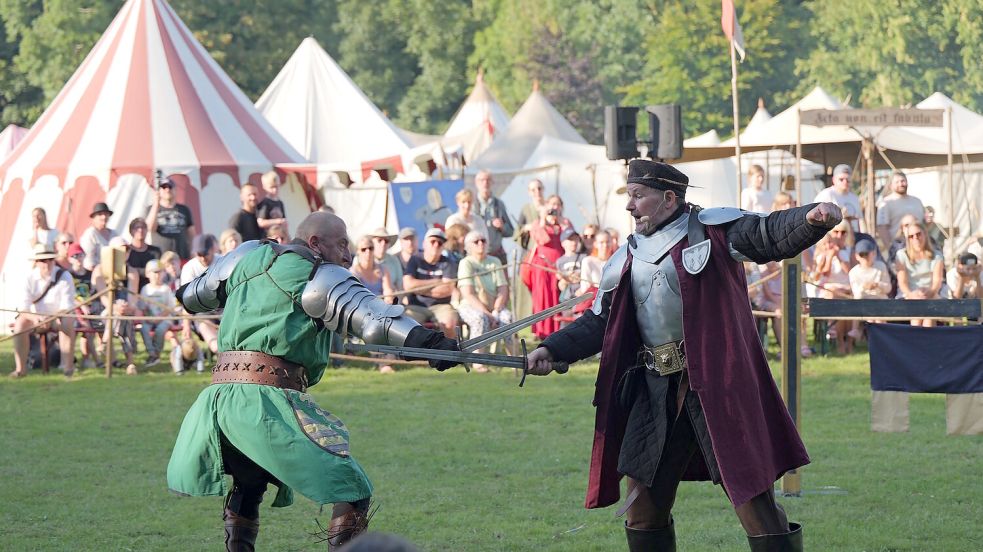 Vor zahlreichen Zuschauer lieferten sich diese Gladiatoren einen Schwertkampf. Foto: Werner Jürgens