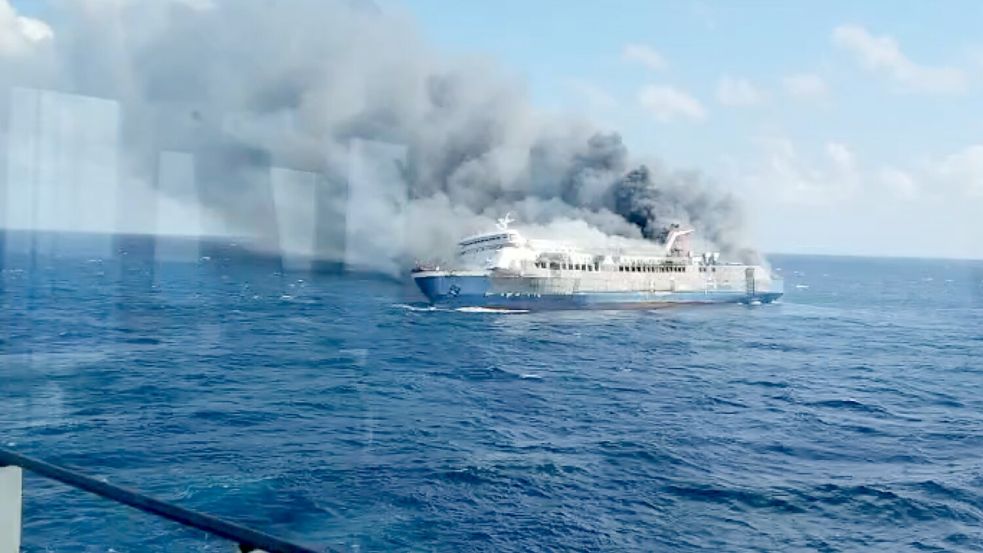 Plötzlich gerät ein Schiff auf See in Indonesien in Brand. Für einige der mehr als 270 Menschen an Bord kommt jede Hilfe zu spät. Foto: -