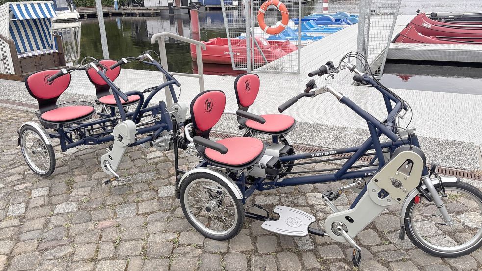 Aus Zweisitzer wird Viersitzer. An den „Fun2Go“ kann ein Anhänger angekoppelt werden, der „FunTrain“. Foto: Tabea Lüders