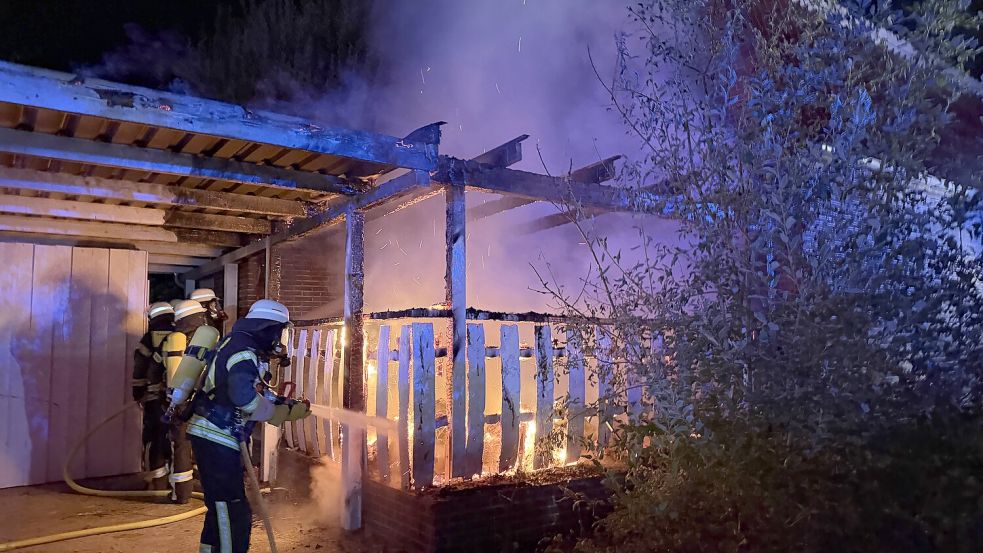 In der Nacht zu Sonntag geriet eine Terassenüberdachung in Norden in Brand. Foto: Feuerwehr Norden