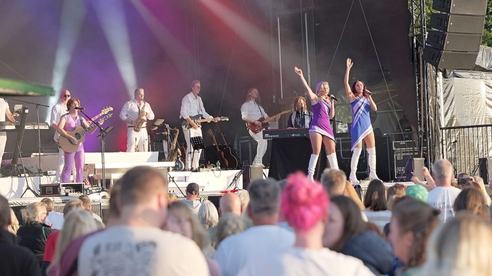 Navina Heyne in der Rolle der blonden Agnetha und Kerstin Löcker als Anni-Frid wussten ebenso zu überzeugen wie ihre musikalischen Mitstreiter. Foto: Werner Jürgens