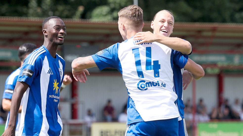Dreifach-Torschütze Luc Ihorst holt sich die Glückwünsche von Matti Tjaden (rechts) und Ibrahim Touray ab.