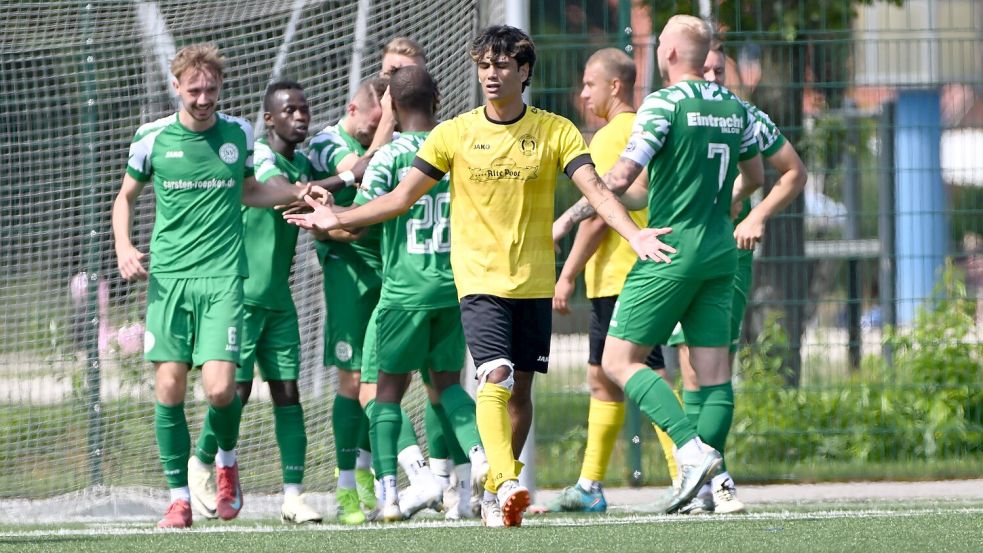 Die Ihlower jubeln über das Tor zum 2:1. Der Middelser Spieler Christian Cordeiro kann es nicht fassen. Foto: Jens Doden