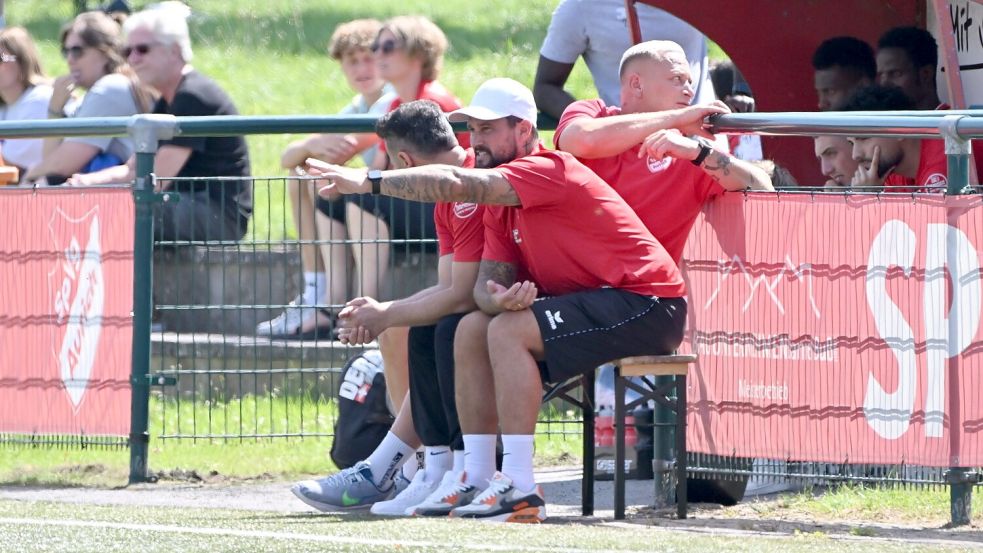 Der Auricher Trainer Daniel Franziskus wies seine Mannschaft von der Trainerbank an. Foto: Jens Doden (Blomberg)