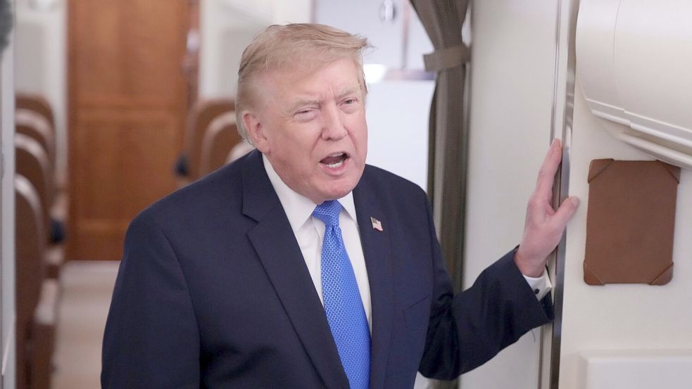 Trump sprach an Bord der Präsidentenmaschine mit mitreisenden Reportern. Foto: Jacquelyn Martin