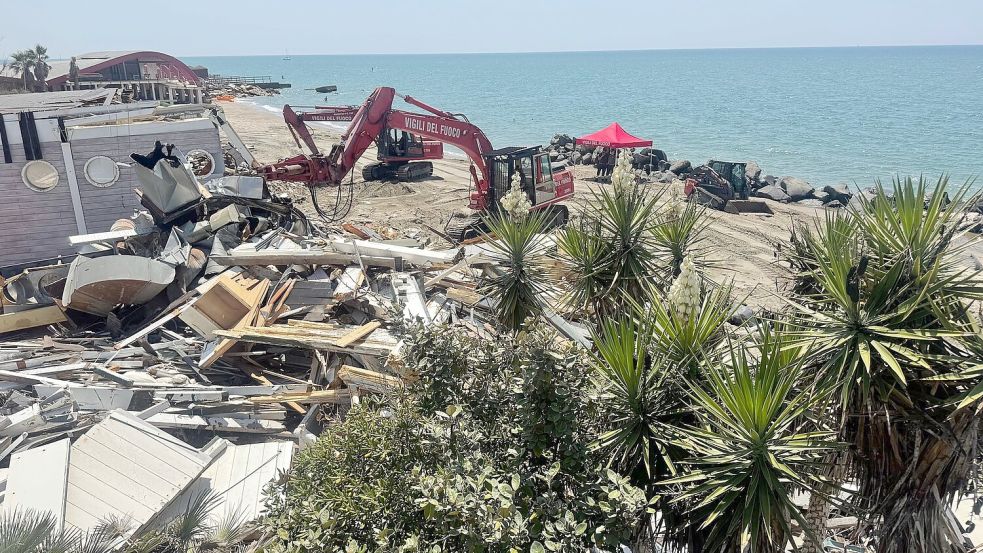 Abrissbagger statt Strandbesucher: In Ostia wird abgerissen. Foto: Christoph Sator