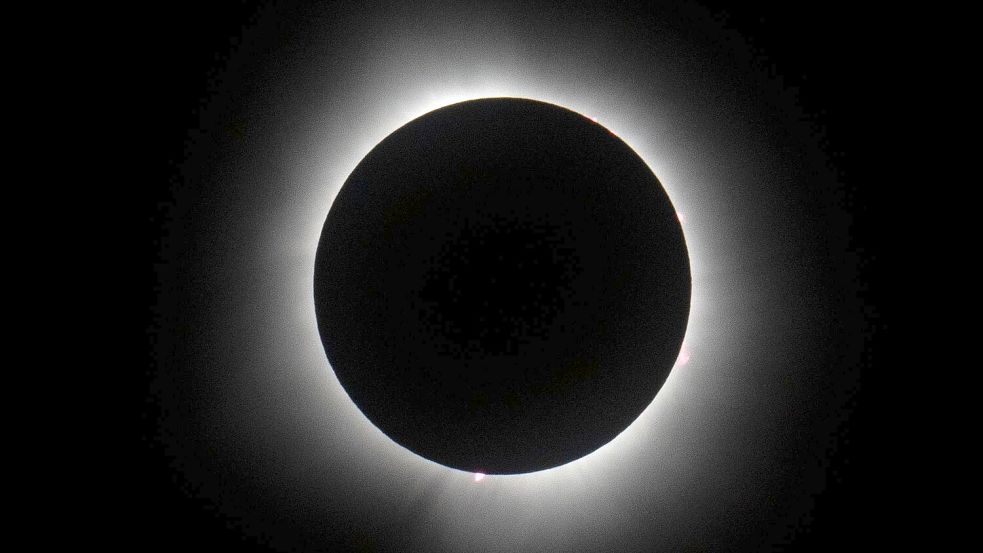 Bei einer totalen Sonnenfinsternis ist ein Strahlenkranz um die Sonne herum zu sehen. (Archivbild) Foto: Michael Conroy/AP/dpa