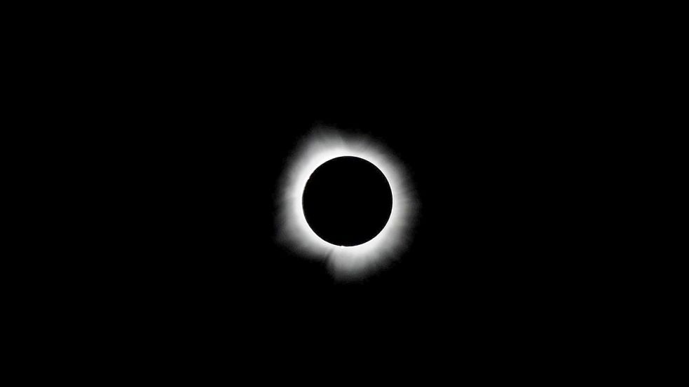 Der Mond verdeckt die Sonne während einer totalen Sonnenfinsternis.  (Archivbild) Foto: Patrick Lantrip/Daily Memphian/A