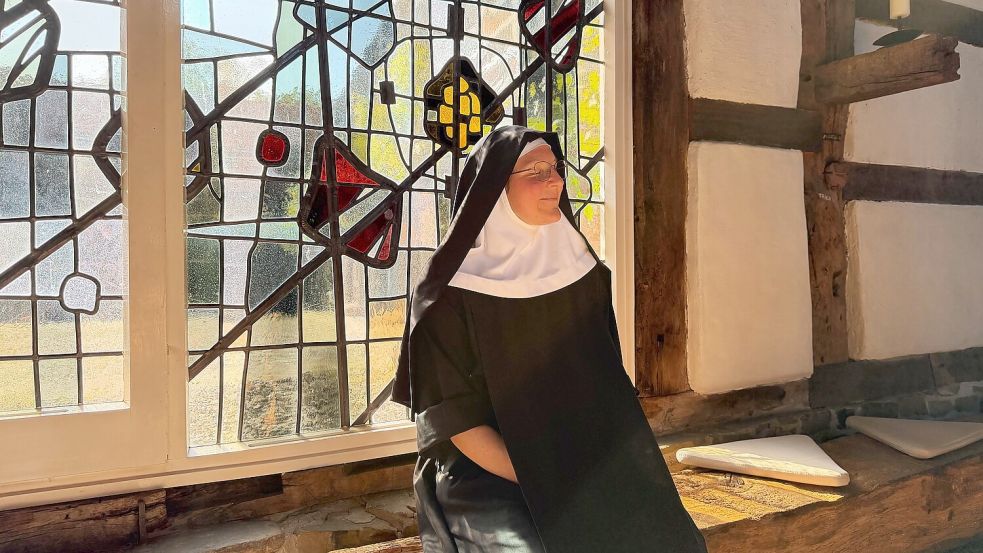 Schwester Makrina ist in Kalifornien geboren, hat in Oxford promoviert und ist jetzt Nonne in Dinklage. Foto: Carlotta Vorbrüggen