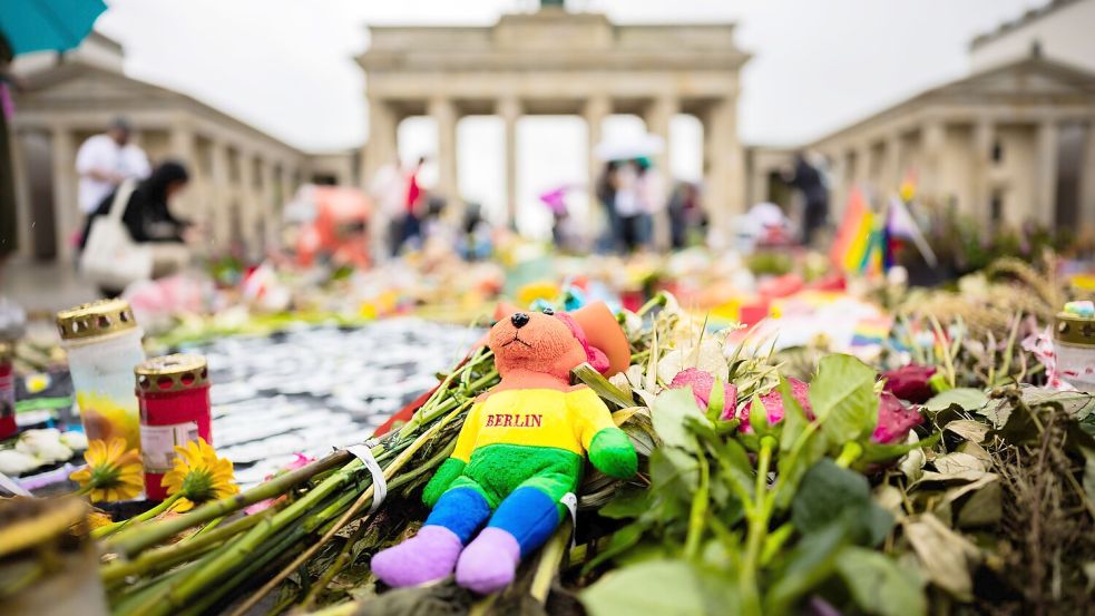 Trauer- und Anteilbekundungen liegen zum Gedenken an die Opfer des Anschlags auf den CSD vor dem Brandenburger Tor. Foto: Christoph Soeder/dpa