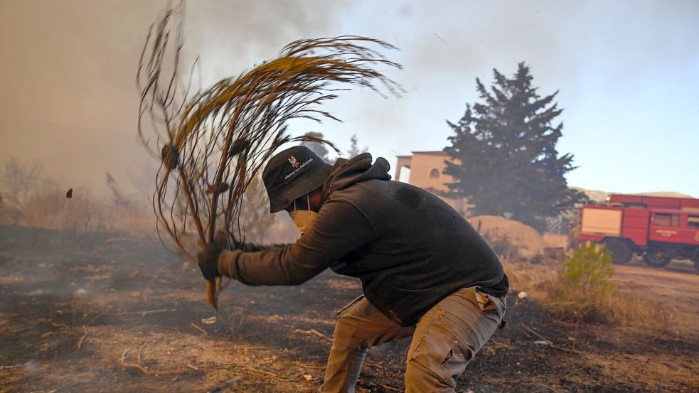 Hunderte Feuerwehrleute, aber auch viele Freiwillige sind in Griechenland im Dauereinsatz. Foto: Michael Varaklas
