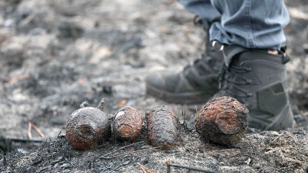 Kampfmittelräumer haben alte Granaten in dem großen Waldbrandgebiet an der französischen Atlantikküste gefunden. Foto: Romain Perrocheau/AFP/dpa