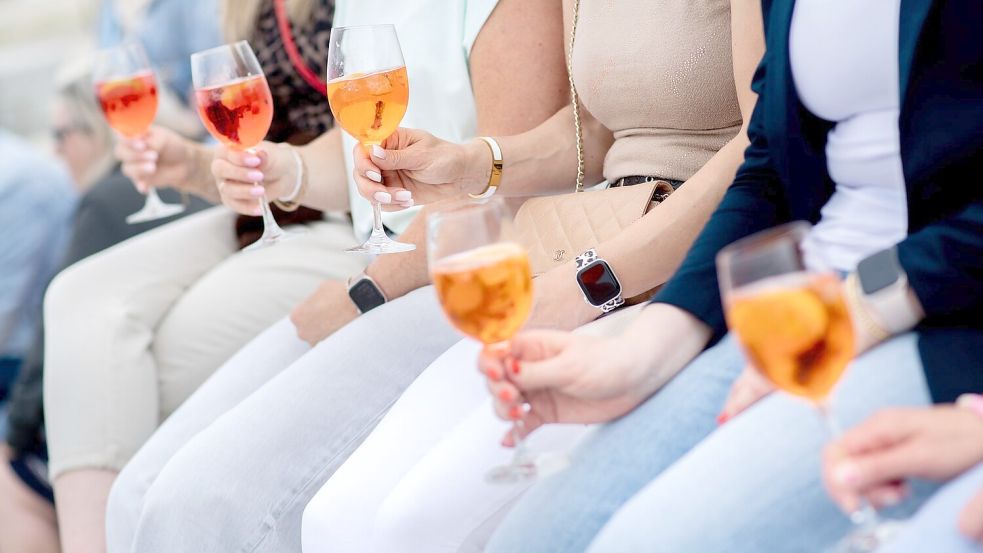 Frauen, die Aperol Spritz trinken - sieht man häufig in Deutschland. (Archivbild) Foto: Hauke-Christian Dittrich